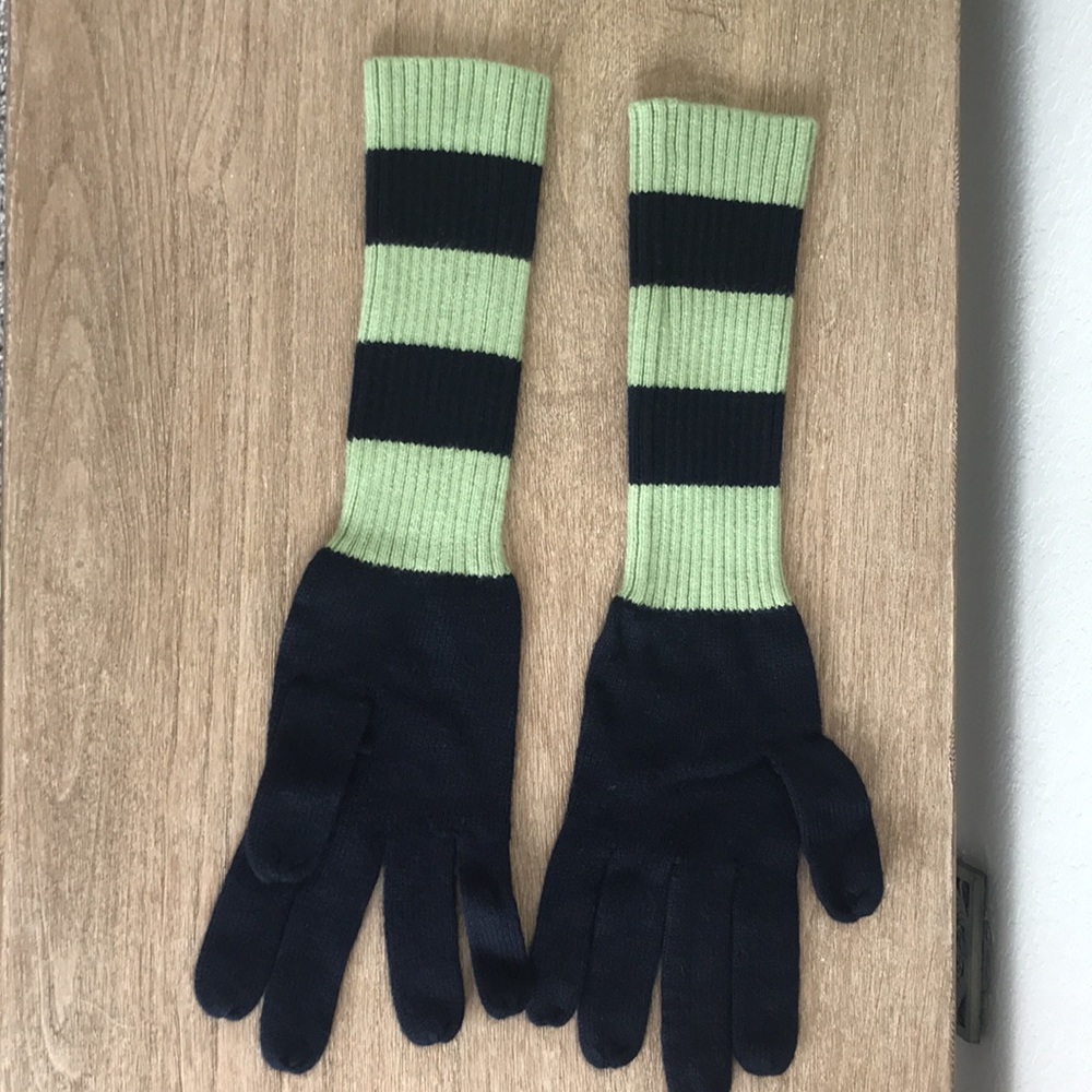 Gap winter gloves.